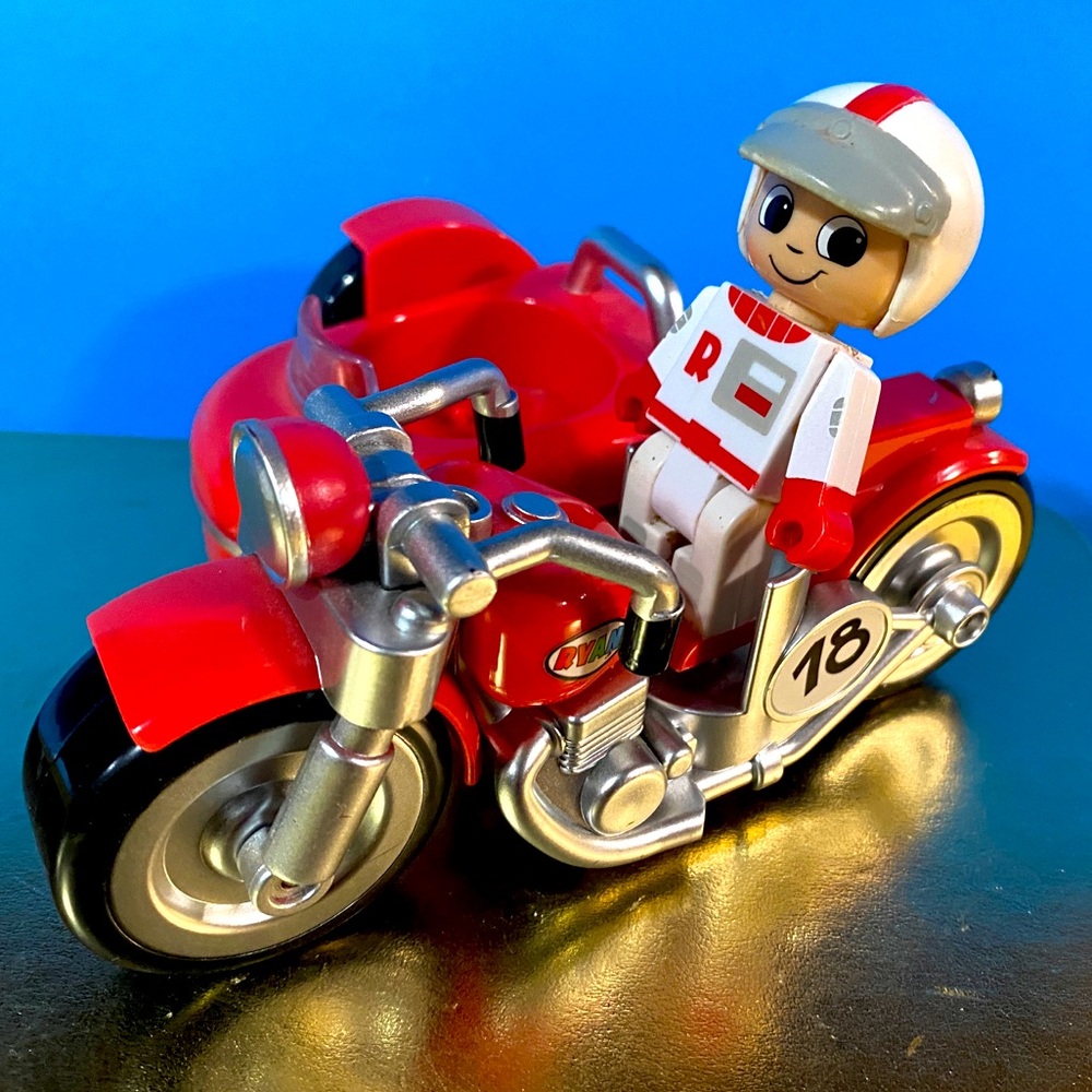 RYAN’S WORLD PULL BACK RED #18 MOTORCYCLE /SIDECAR w/RED RACE CAR DRIVER BONKERS
